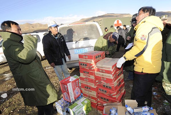 西藏救援物资堆得像小山