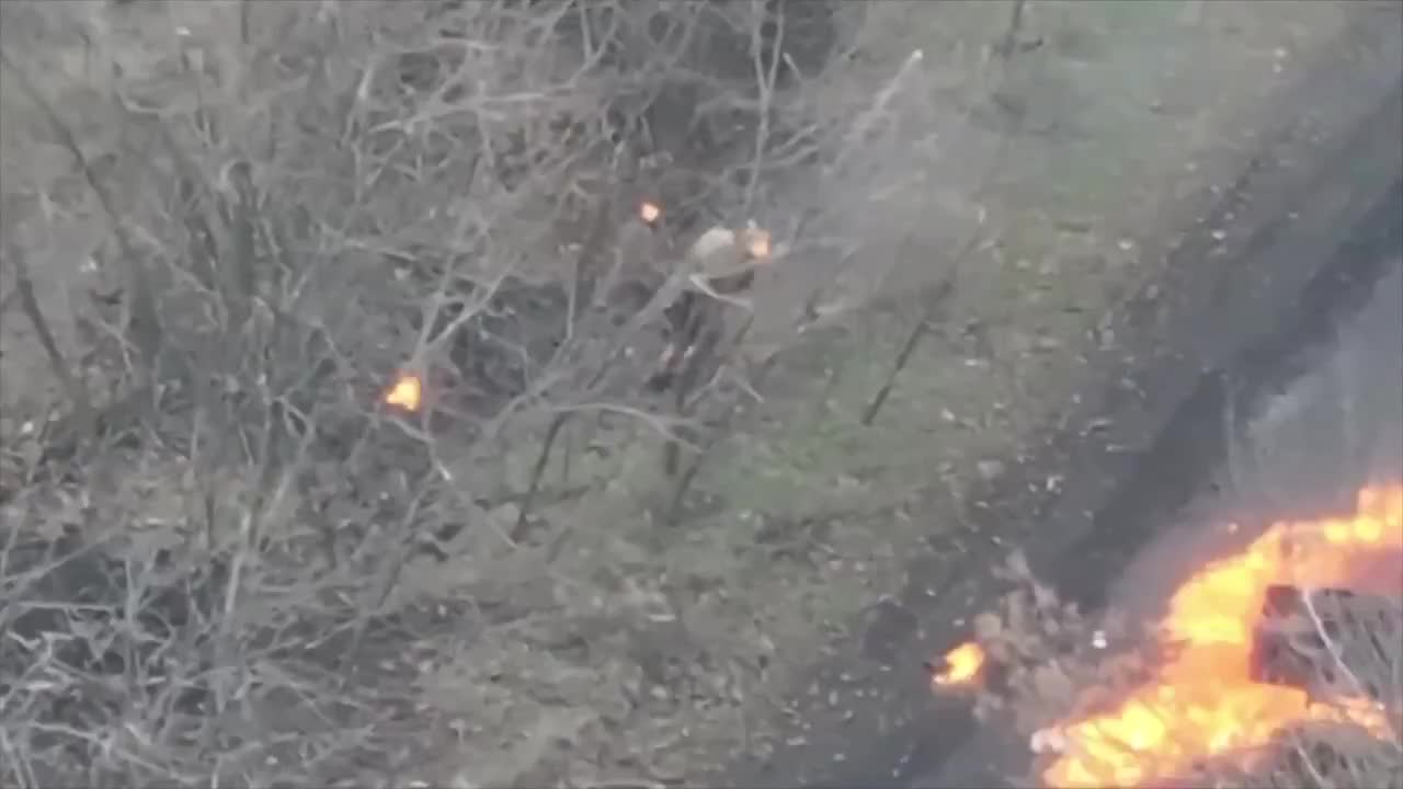 乌士兵骑摩托压中地雷后被大火吞噬