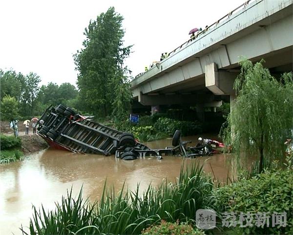 安徽一桥梁垮塌大货车坠河事件纪实