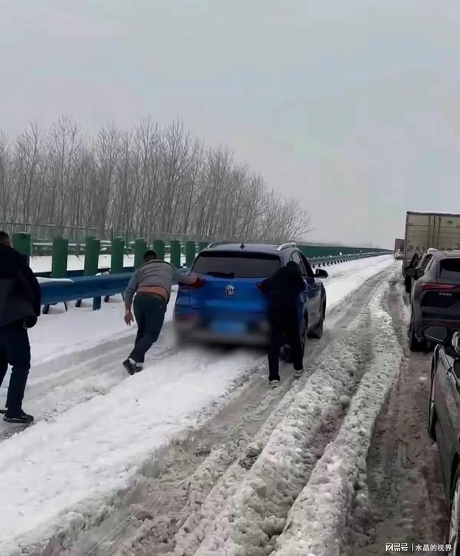 返乡者因暴雪被困高速20小时