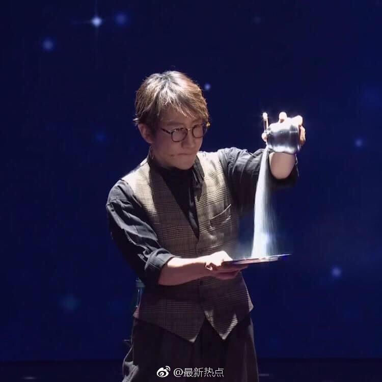 刘谦在2025年春晚魔术表演〈画蛇添福〉，震撼视觉的奇幻之旅