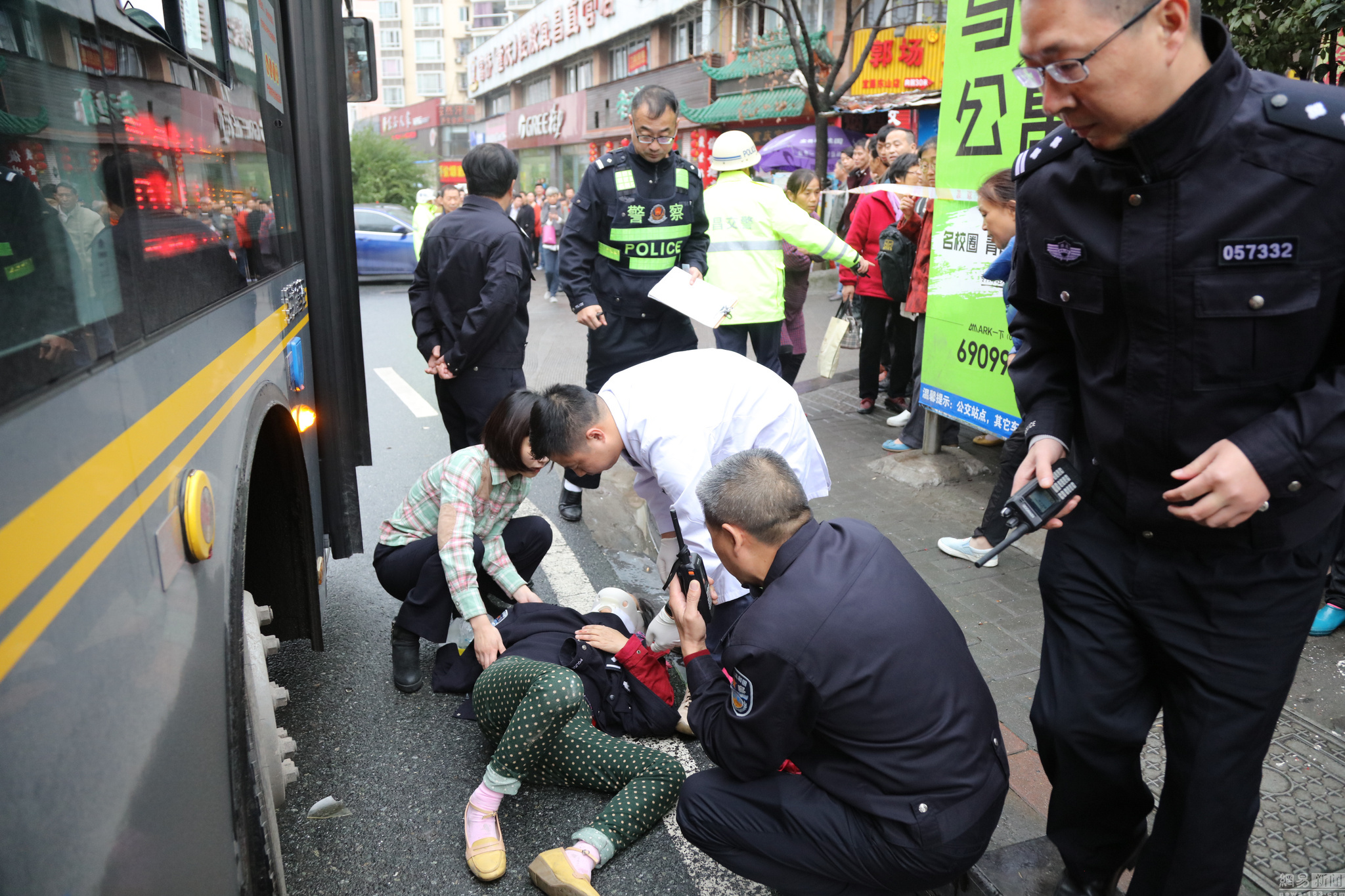 震惊！公交车撞向站台悲剧再现，两死一伤背后的真相引人深思