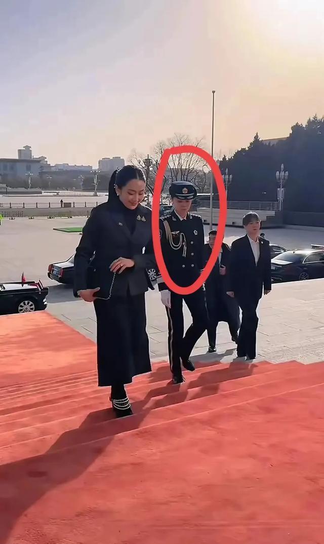 泰国总理发视频感谢中国女保镖