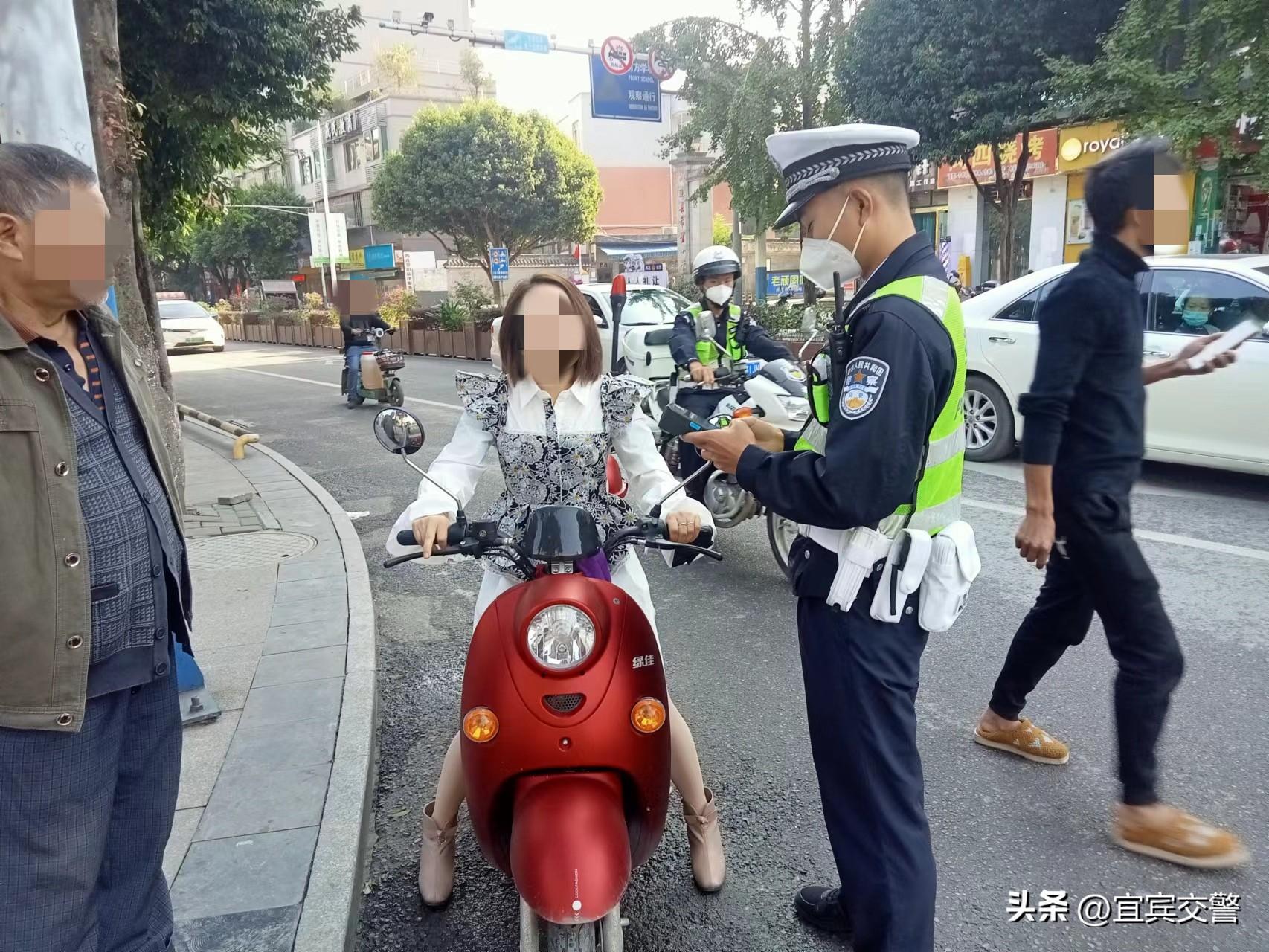 四川筠连山体滑坡现场惊现摩托车残骸，背后隐藏怎样的故事？