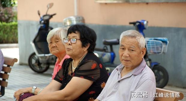 惊现年龄逆生长现象！老人过年回村前后年龄骤变，从83岁变63岁，究竟隐藏着什么秘密？