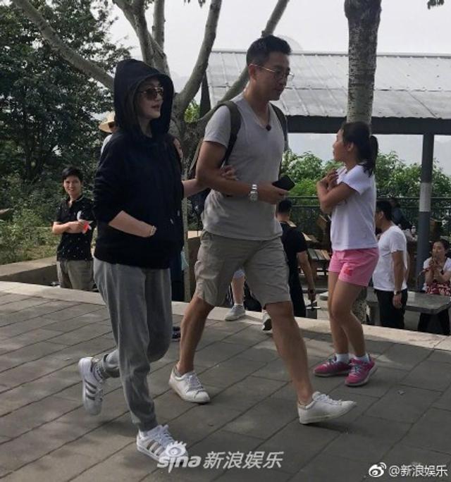 走出阴霾?汪小菲与老婆牵手露笑颜