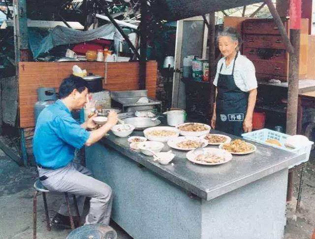 惊！婆婆13年如一日，每日两餐送饭给守店儿媳，背后真相令人泪目！