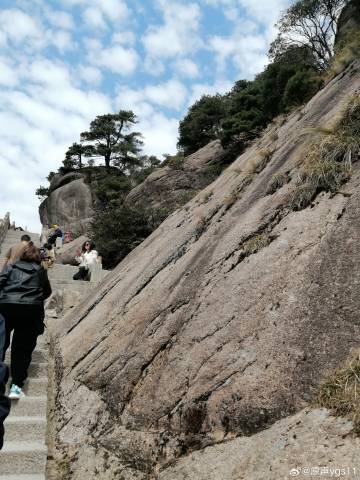 男子在杭州太子山意外拍到 70 公里外的黄山