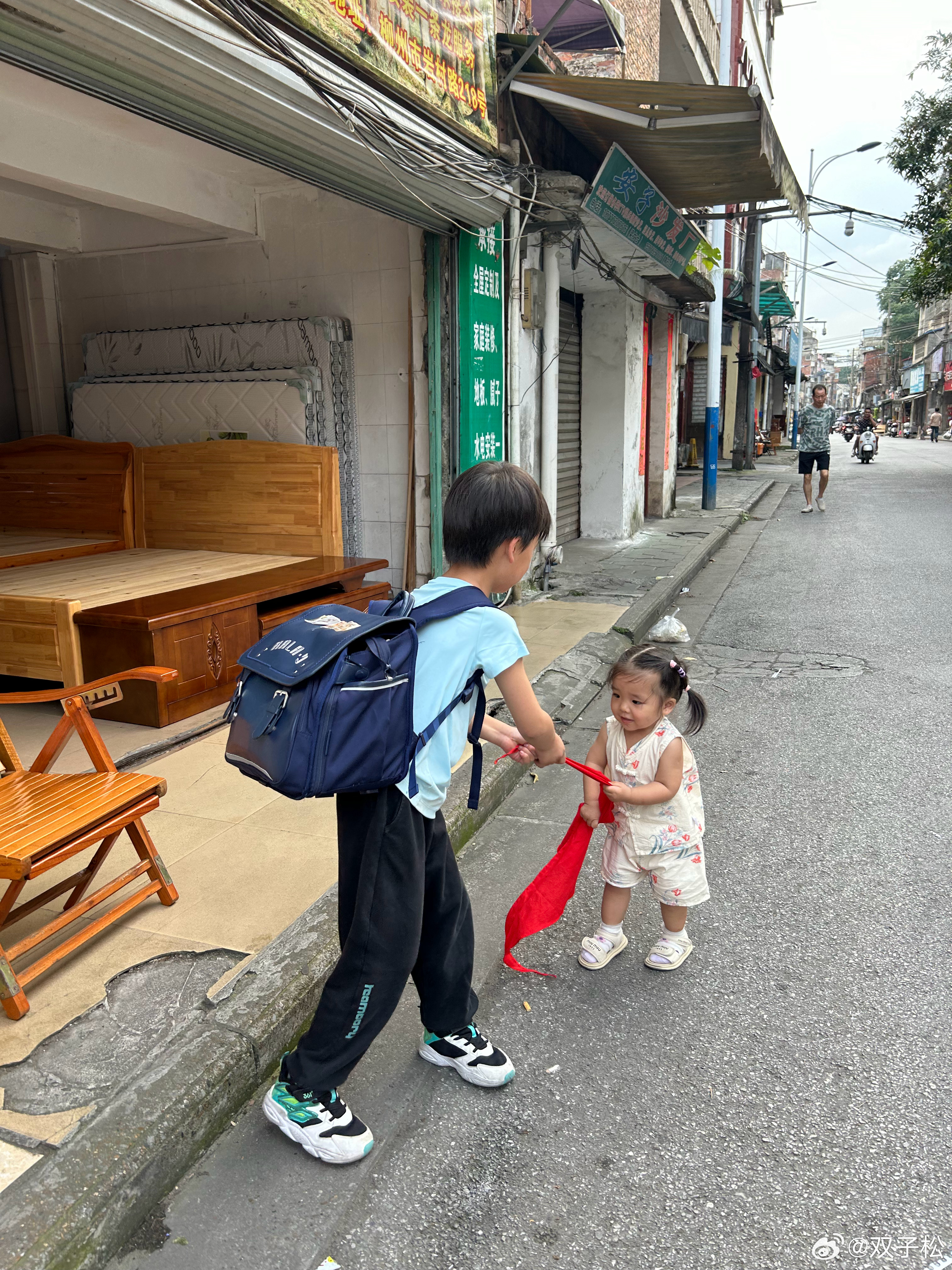 暖心哥哥谢浩男首次接妹妹放学，竟遇意外状况！结局让人泪目……